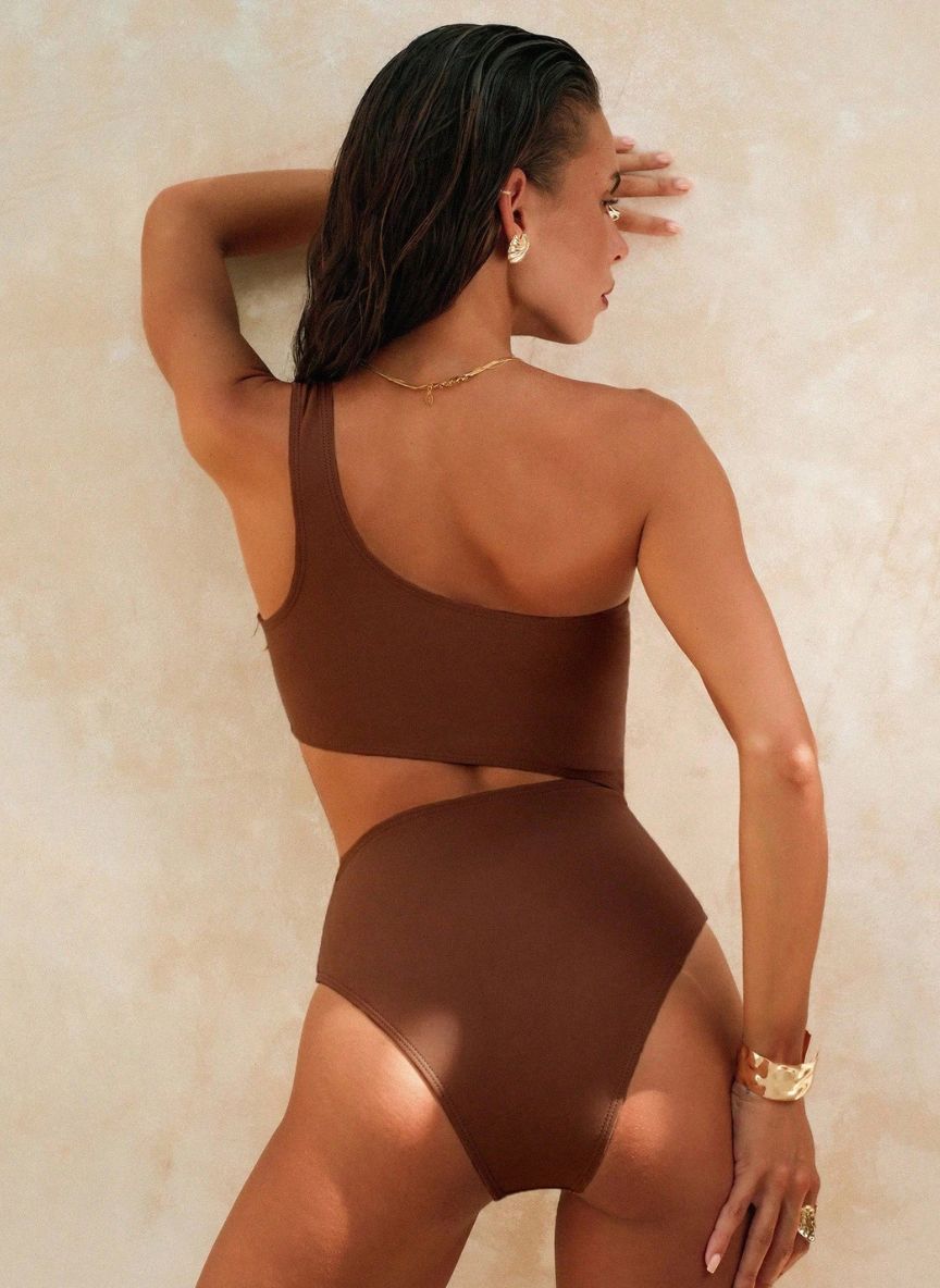 Conheça o Maiô Ártemis: design assimétrico de um ombro só, recorte vazado na cintura e estampa em blocos de cores que alonga a silhueta. Estilo e luxo. Confira.