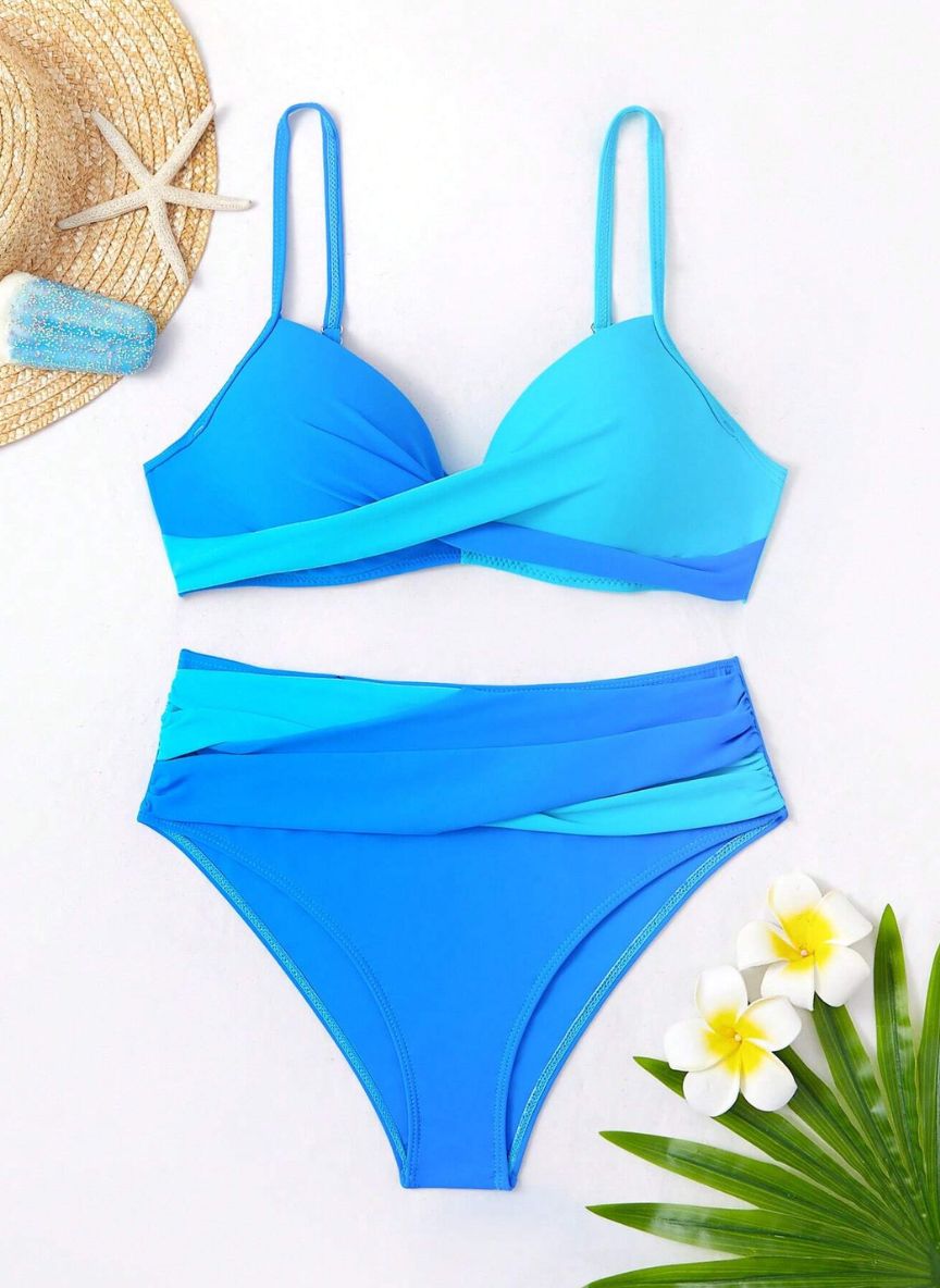 Descubra o Biquíni Scott: design transpassado que afina a cintura, cintura alta confortável e contraste P&B clássico. Estilo e segurança para o seu verão. Confira.