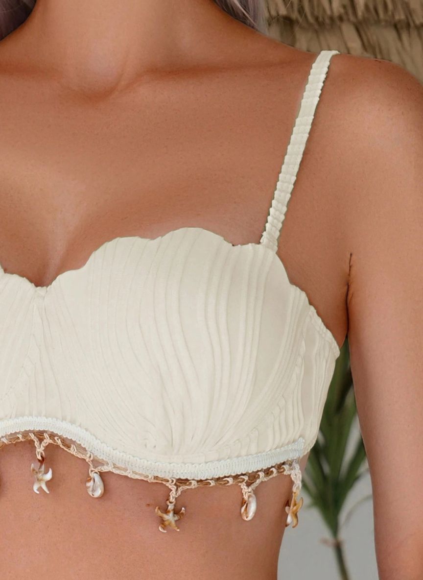 Descubra o Biquíni Decorado Conchas Aidê, design boho-luxo com detalhes em conchas e contas, tecido plissado e cintura alta. O toque caribenho para o seu verão. Confira.