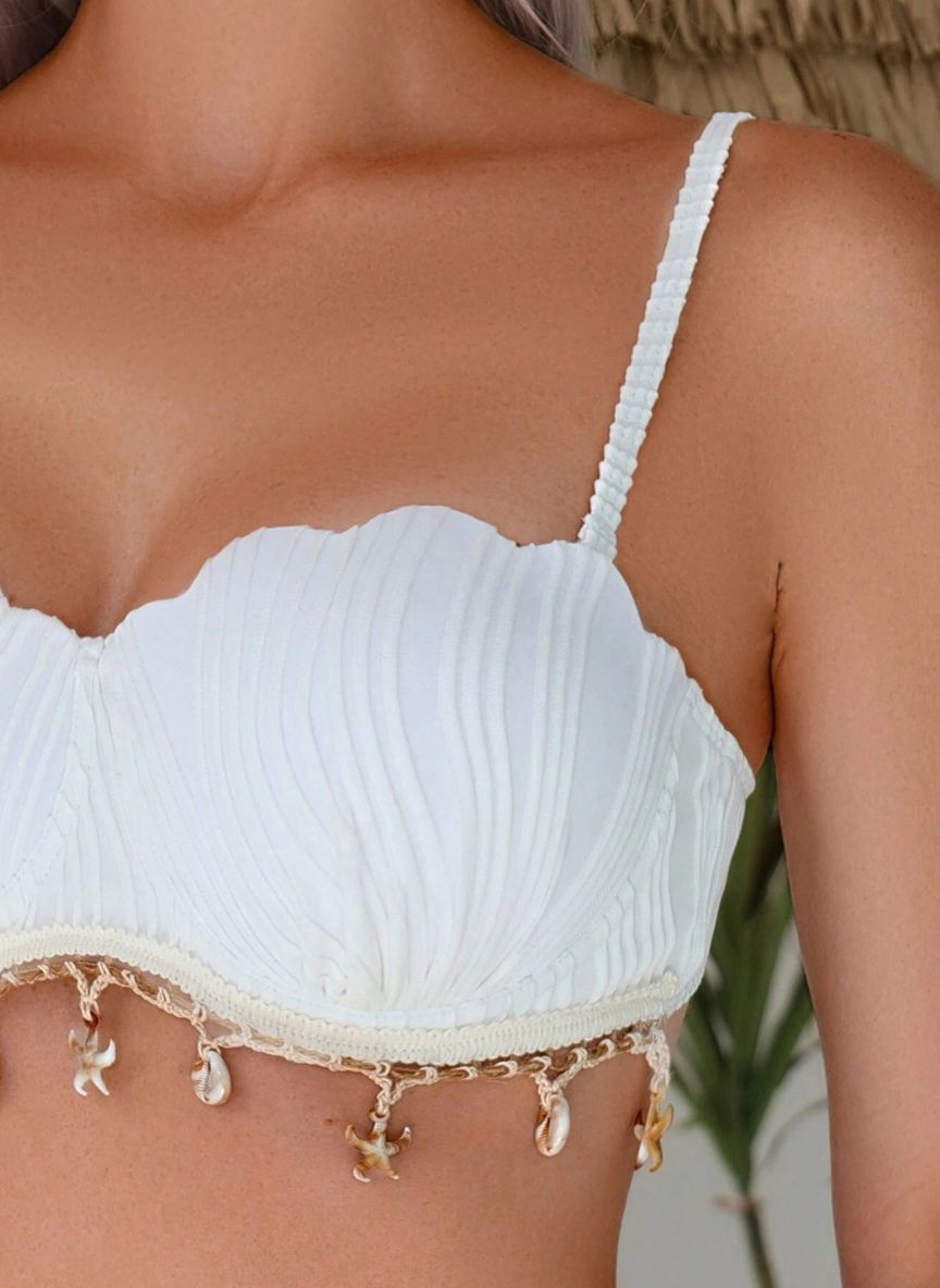 Descubra o Biquíni Decorado Conchas Aidê, design boho-luxo com detalhes em conchas e contas, tecido plissado e cintura alta. O toque caribenho para o seu verão. Confira.