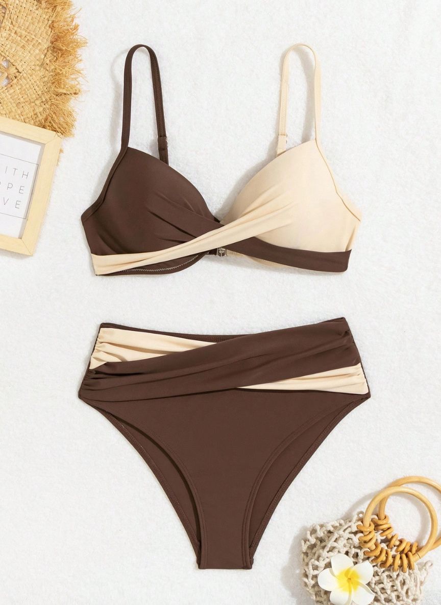 Descubra o Biquíni Scott: design transpassado que afina a cintura, cintura alta confortável e contraste P&B clássico. Estilo e segurança para o seu verão. Confira.