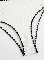 Descubra o Biquíni Alça Nó Relief Catherine, design com alças em nó, tecido plissado relief e bordas em crochê artesanal. O toque boho-chic para o seu verão. Confira.