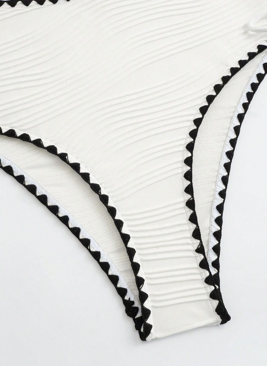 Descubra o Biquíni Alça Nó Relief Catherine, design com alças em nó, tecido plissado relief e bordas em crochê artesanal. O toque boho-chic para o seu verão. Confira.