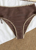 Descubra o Biquíni Alça Nó Relief Catherine, design com alças em nó, tecido plissado relief e bordas em crochê artesanal. O toque boho-chic para o seu verão. Confira.