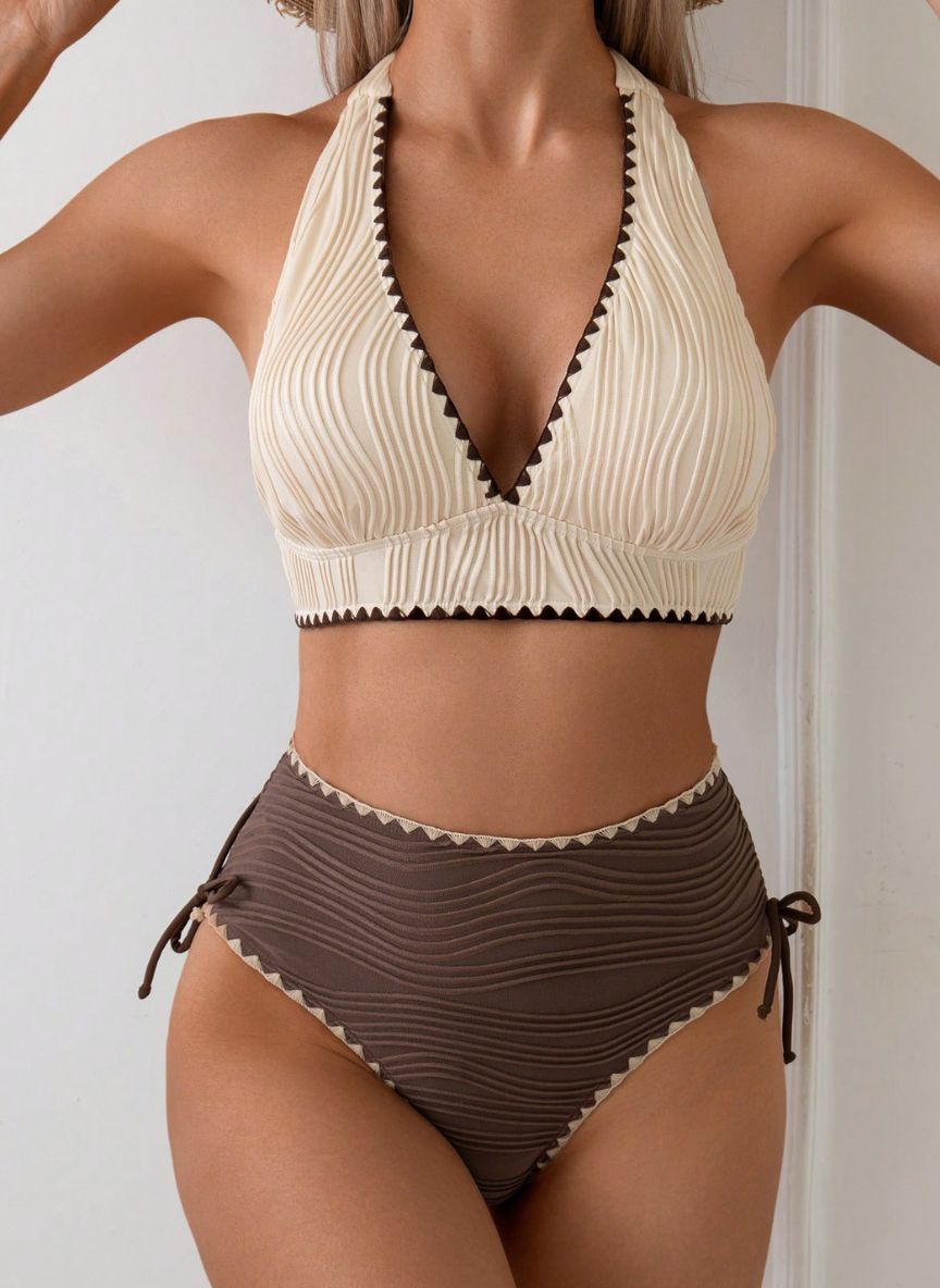 Descubra o Biquíni Alça Nó Relief Catherine, design com alças em nó, tecido plissado relief e bordas em crochê artesanal. O toque boho-chic para o seu verão. Confira.