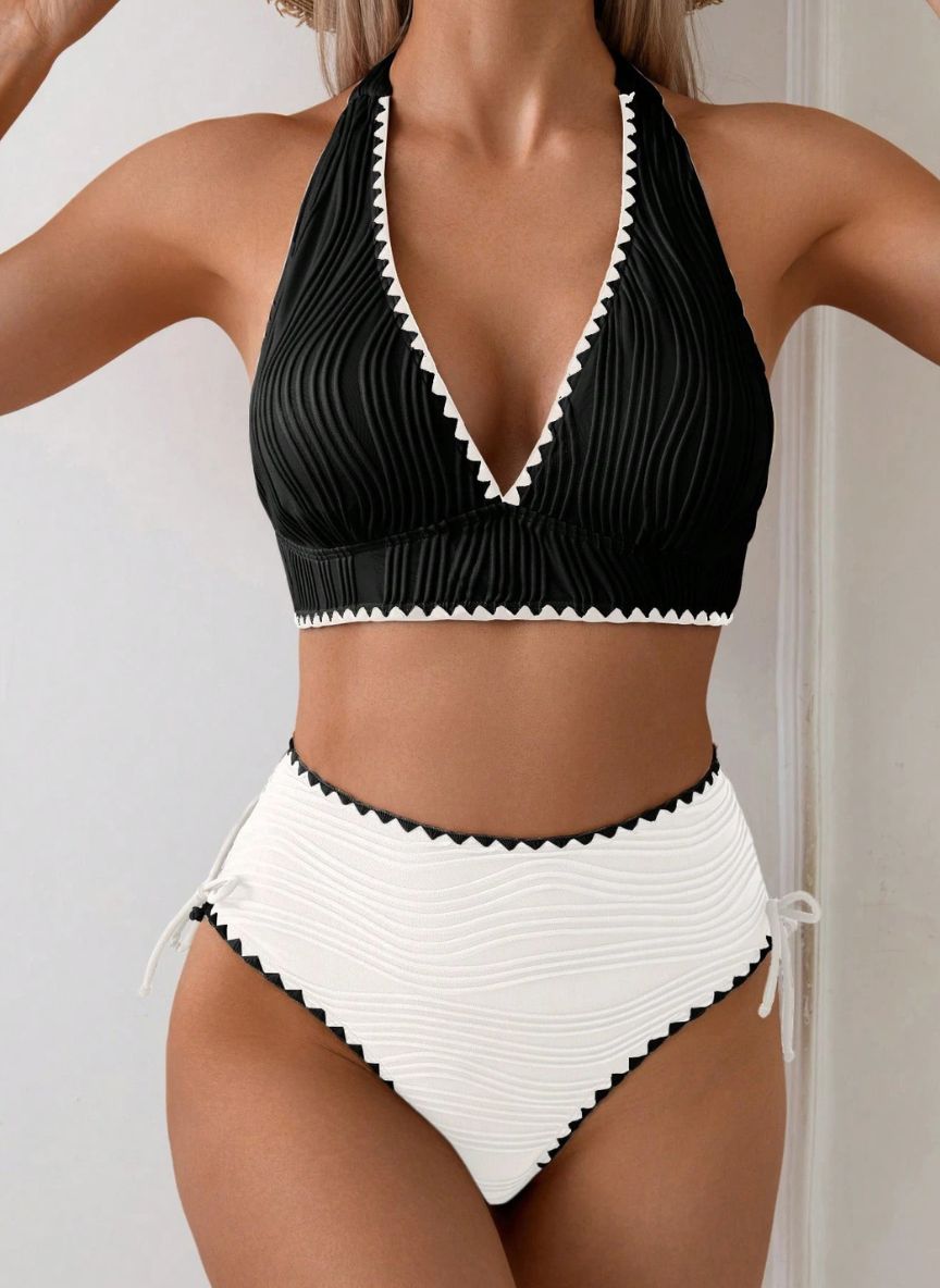 Descubra o Biquíni Alça Nó Relief Catherine, design com alças em nó, tecido plissado relief e bordas em crochê artesanal. O toque boho-chic para o seu verão. Confira.