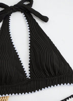 Descubra o Biquíni Alça Nó Relief Catherine, design com alças em nó, tecido plissado relief e bordas em crochê artesanal. O toque boho-chic para o seu verão. Confira.
