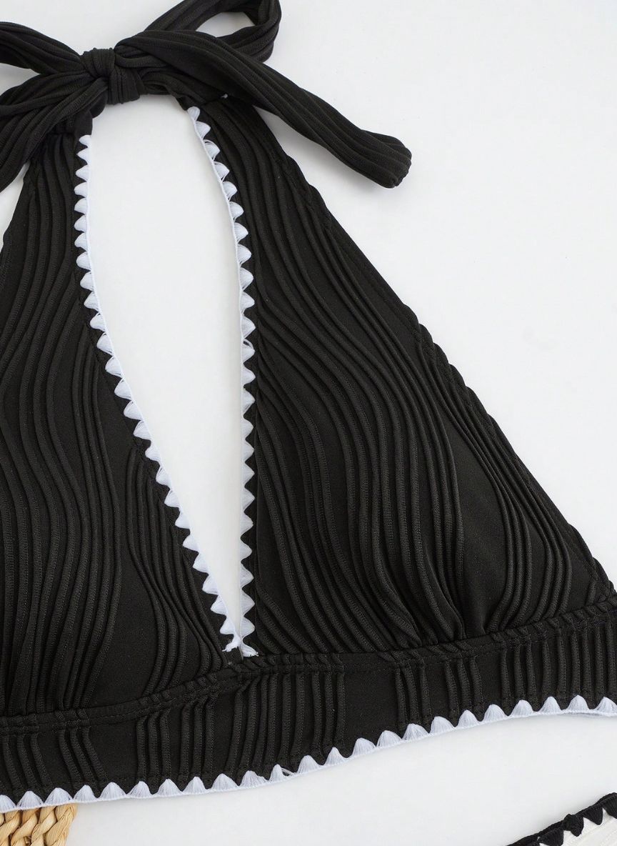 Descubra o Biquíni Alça Nó Relief Catherine, design com alças em nó, tecido plissado relief e bordas em crochê artesanal. O toque boho-chic para o seu verão. Confira.