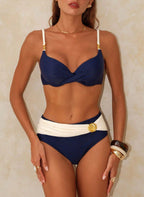 Biquíni Océan Naval Alizée, azul-marinho com drapeado off-white, concha dourada e top push-up. Elegante, cintura alta e perfeito para férias à beira-mar.