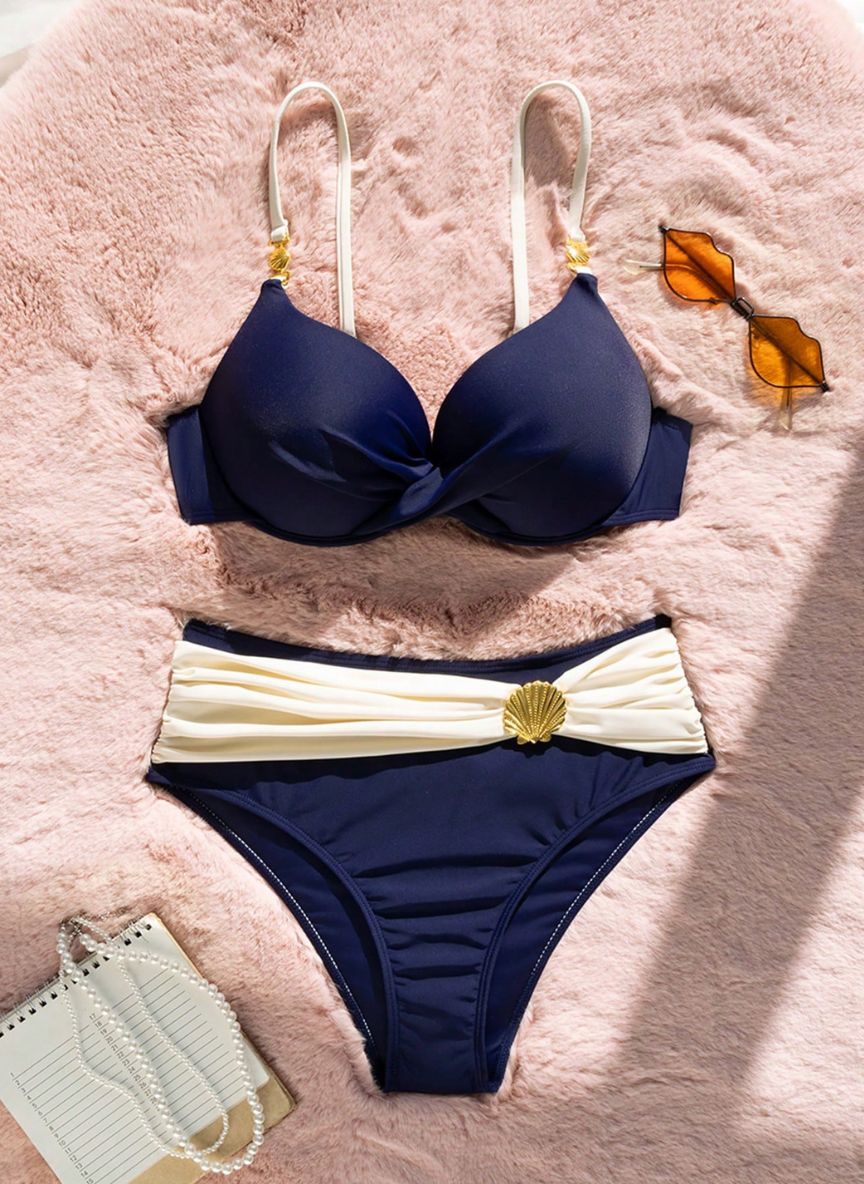 Biquíni Océan Naval Alizée, azul-marinho com drapeado off-white, concha dourada e top push-up. Elegante, cintura alta e perfeito para férias à beira-mar.