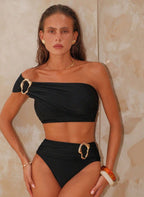 Biquíni Marcelle, um ombro só com plissado, argolas douradas e cintura alta. Elegante, sensual e perfeito para praia, férias e looks sofisticados.