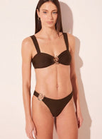 Descubra o Biquíni Hollow Talita, design minimalista com argola dourada, alças ajustáveis tie back e cintura alta. Elegância e conforto premium para o seu verão. Confira.