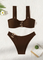 Descubra o Biquíni Hollow Talita, design minimalista com argola dourada, alças ajustáveis tie back e cintura alta. Elegância e conforto premium para o seu verão. Confira.