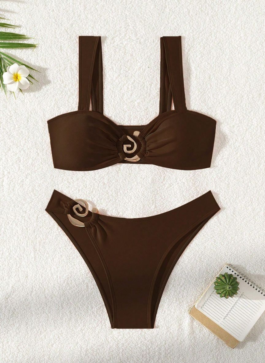 Descubra o Biquíni Hollow Talita, design minimalista com argola dourada, alças ajustáveis tie back e cintura alta. Elegância e conforto premium para o seu verão. Confira.