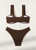 Descubra o Biquíni Hollow Talita, design minimalista com argola dourada, alças ajustáveis tie back e cintura alta. Elegância e conforto premium para o seu verão. Confira.