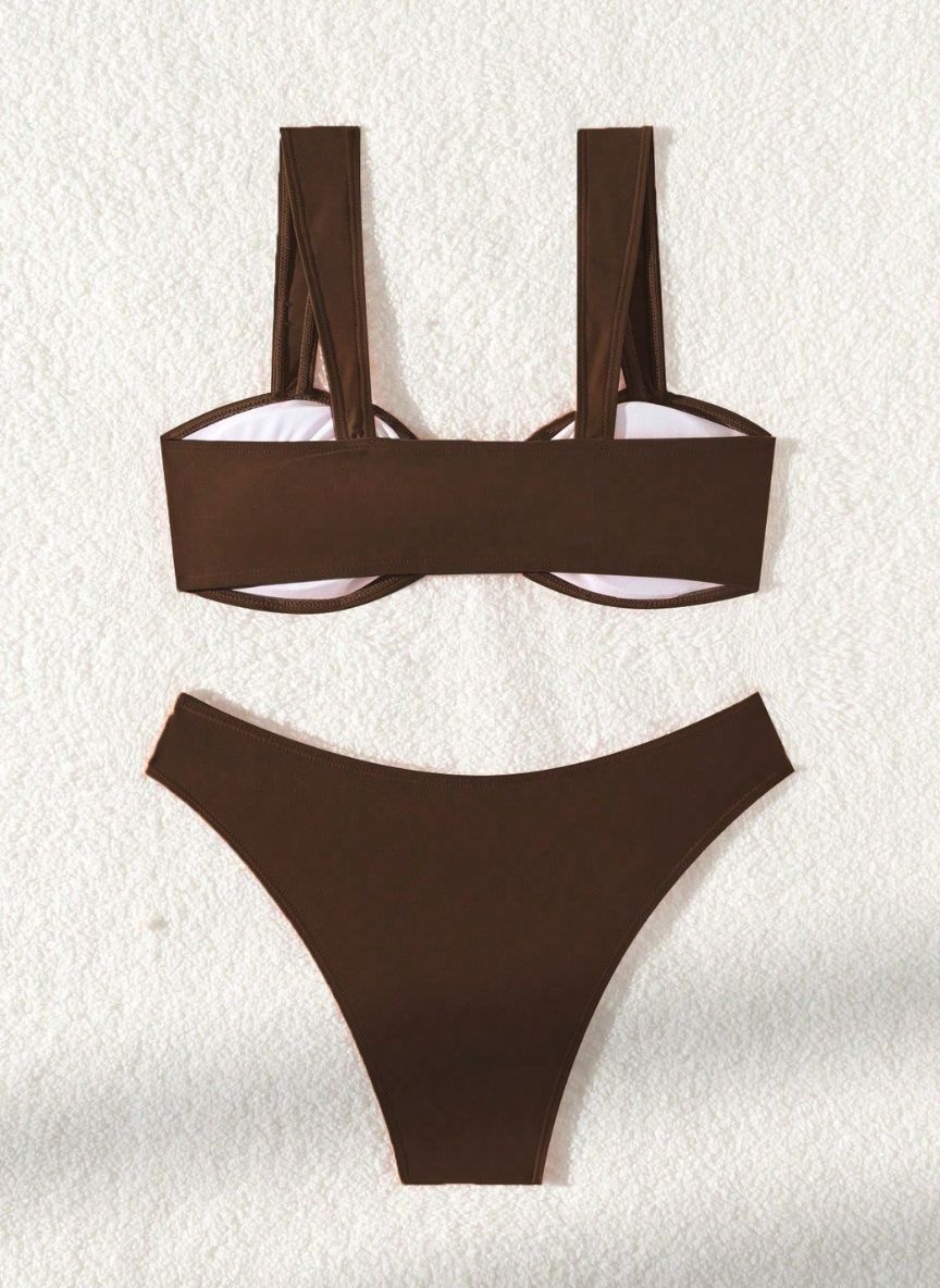 Descubra o Biquíni Hollow Talita, design minimalista com argola dourada, alças ajustáveis tie back e cintura alta. Elegância e conforto premium para o seu verão. Confira.