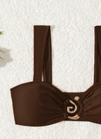 Descubra o Biquíni Hollow Talita, design minimalista com argola dourada, alças ajustáveis tie back e cintura alta. Elegância e conforto premium para o seu verão. Confira.