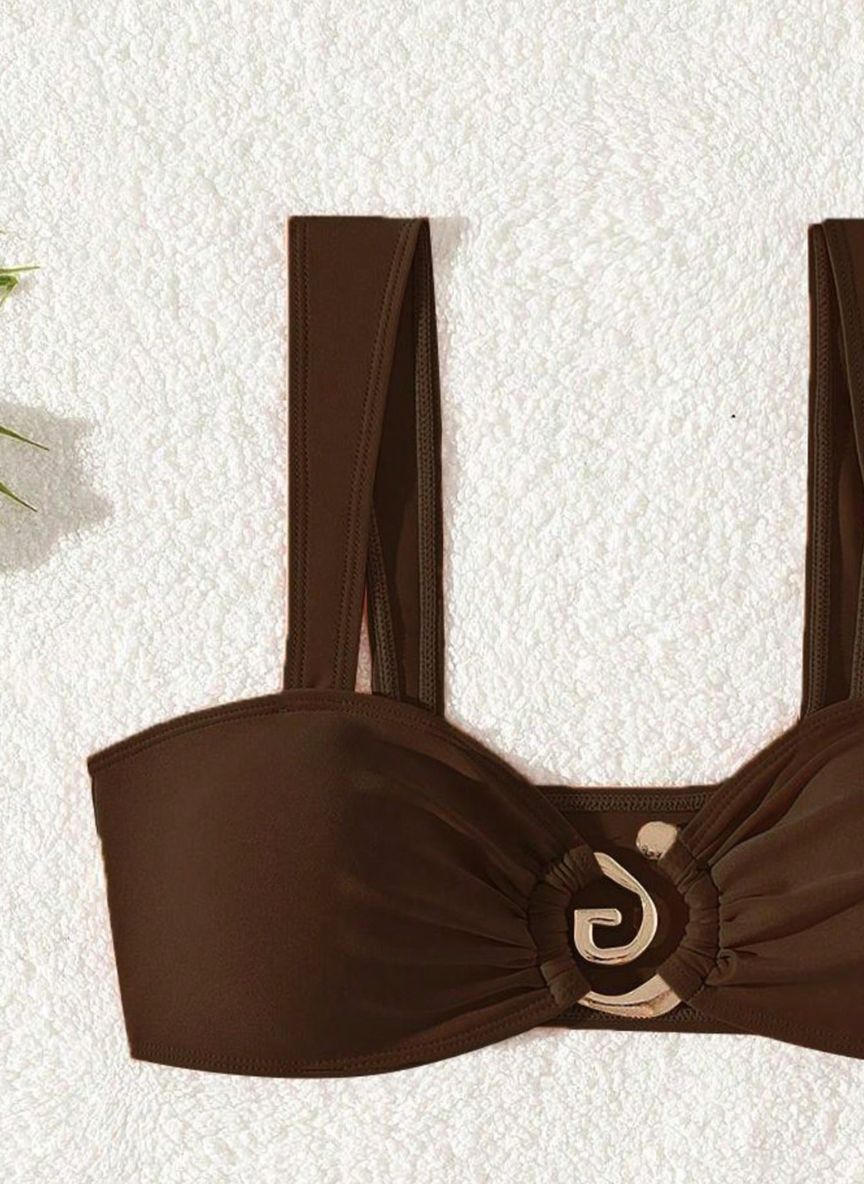 Descubra o Biquíni Hollow Talita, design minimalista com argola dourada, alças ajustáveis tie back e cintura alta. Elegância e conforto premium para o seu verão. Confira.