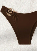 Descubra o Biquíni Hollow Talita, design minimalista com argola dourada, alças ajustáveis tie back e cintura alta. Elegância e conforto premium para o seu verão. Confira.