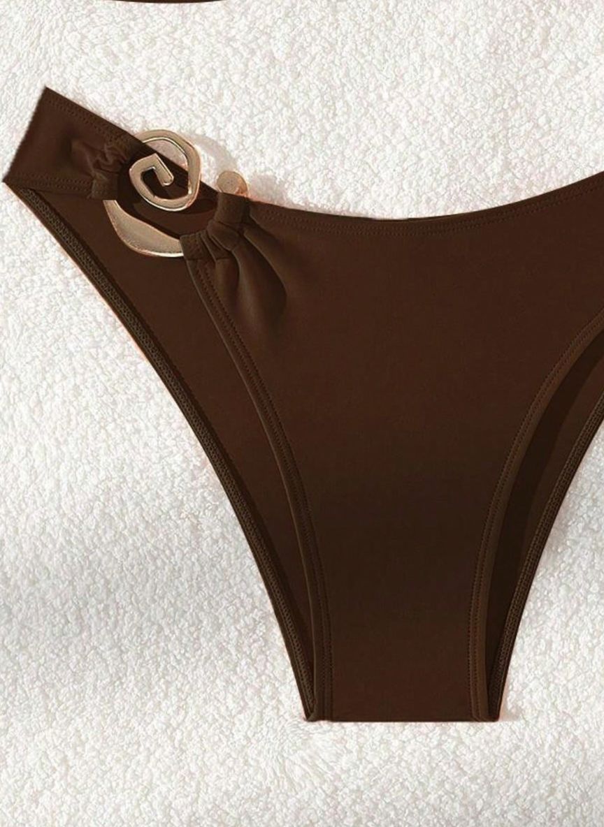 Descubra o Biquíni Hollow Talita, design minimalista com argola dourada, alças ajustáveis tie back e cintura alta. Elegância e conforto premium para o seu verão. Confira.