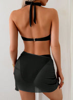 Biquíni Minimalista Zoé com Detalhes Dourados, top frente-única, laterais com argolas douradas e saia pareô. Ideal para praia, viagem e looks de resort.