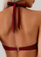 Biquíni Minimalista Zoé com Detalhes Dourados, top frente-única, laterais com argolas douradas e saia pareô. Ideal para praia, viagem e looks de resort.