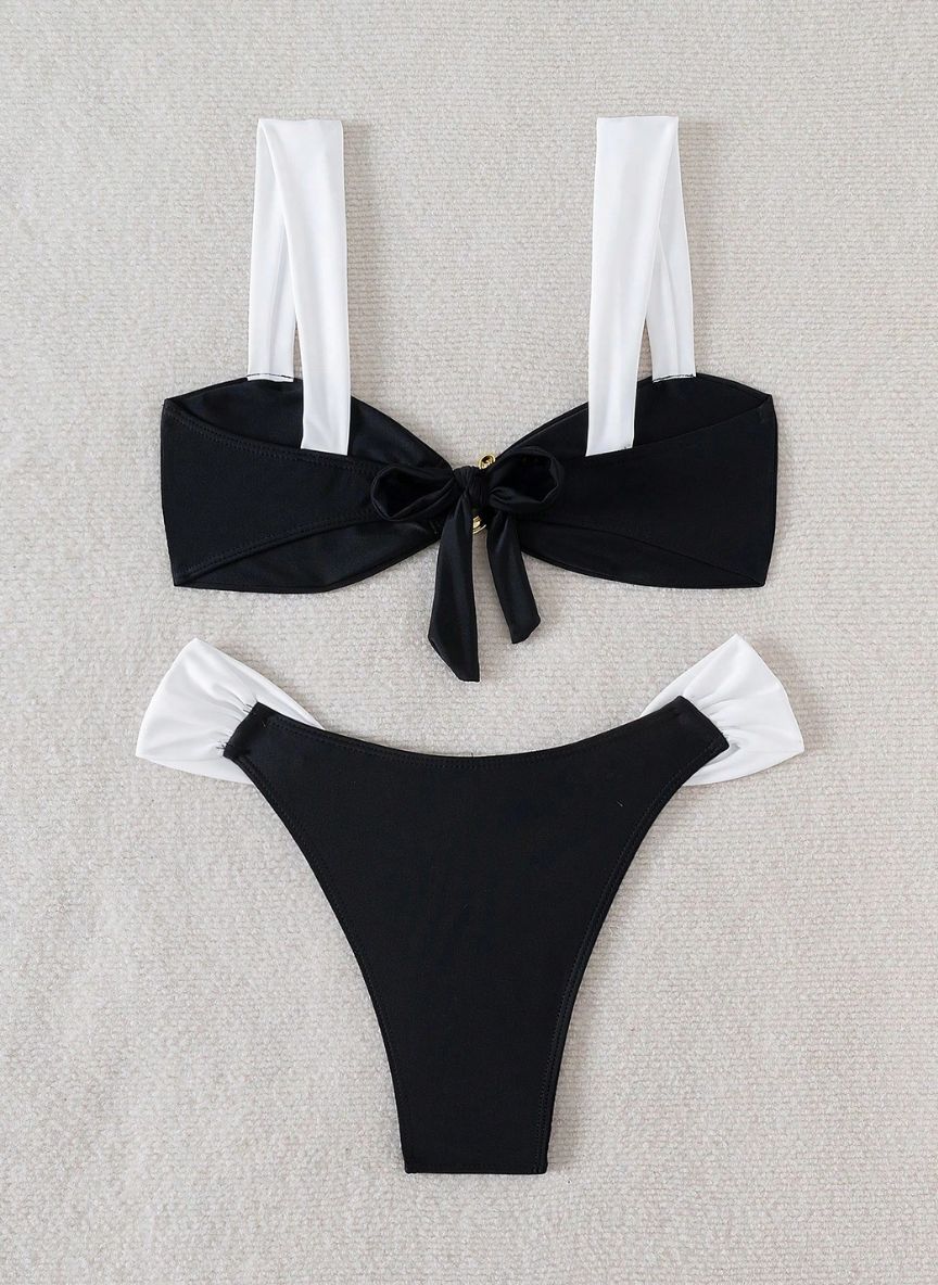 Biquíni Émilie. preto e branco elegante, alças grossas, laço nas costas e detalhe dourado central. Calcinha cheeky de cintura baixa. Sofisticação na praia.