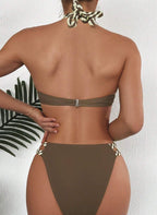 Descubra o Biquíni Trançado Color Block Mattie com Alças Trançadas design color block vibrante, alças trançadas e sutiã push-up. O look energético e moderno para o seu verão. Confira.
