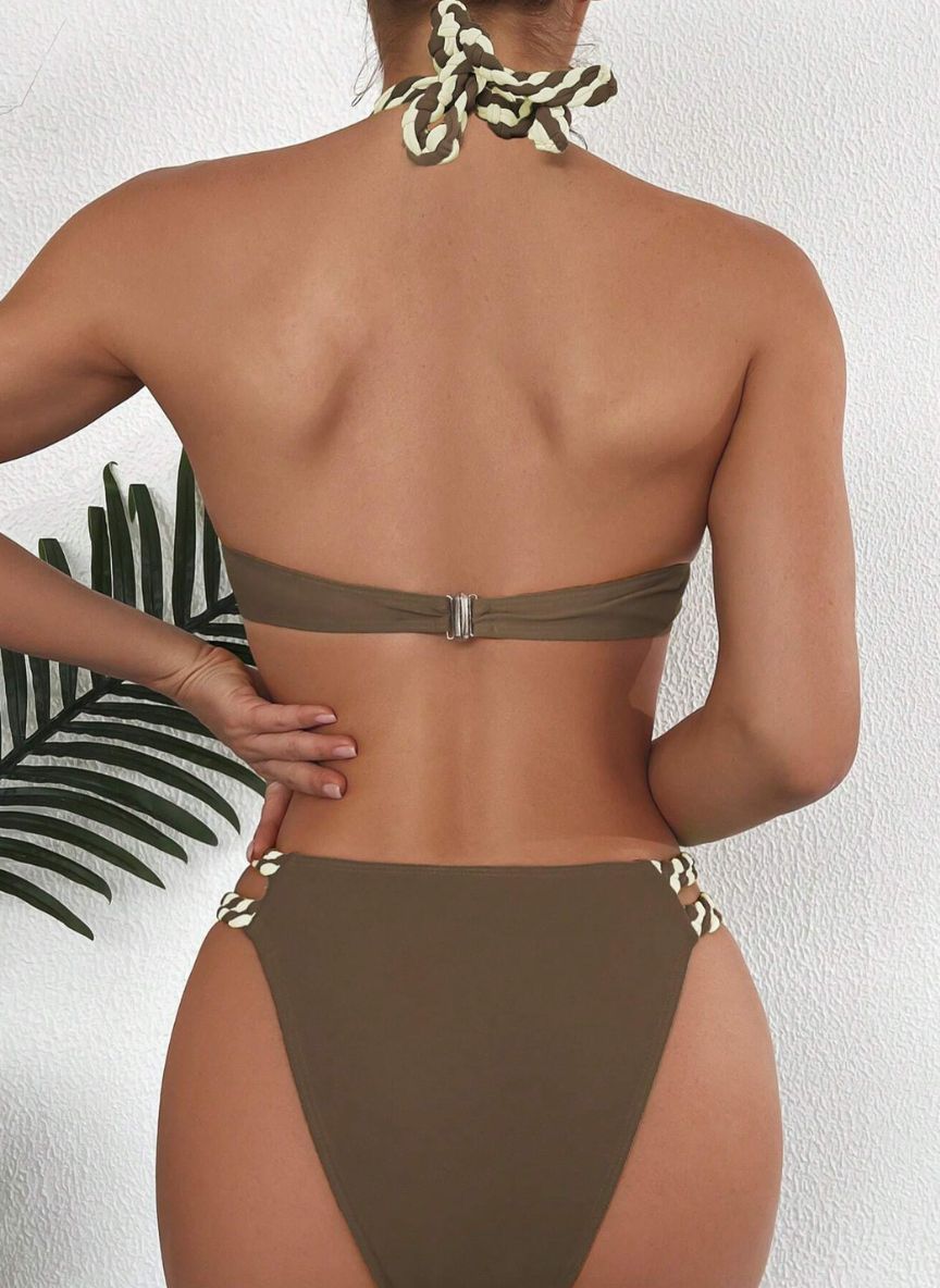Descubra o Biquíni Trançado Color Block Mattie com Alças Trançadas design color block vibrante, alças trançadas e sutiã push-up. O look energético e moderno para o seu verão. Confira.