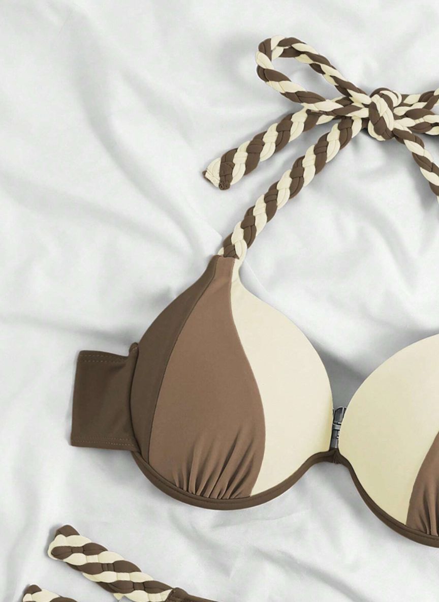Descubra o Biquíni Trançado Color Block Mattie com Alças Trançadas design color block vibrante, alças trançadas e sutiã push-up. O look energético e moderno para o seu verão. Confira.