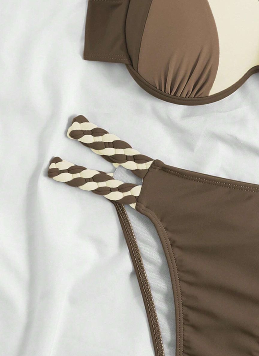 Descubra o Biquíni Trançado Color Block Mattie com Alças Trançadas design color block vibrante, alças trançadas e sutiã push-up. O look energético e moderno para o seu verão. Confira.