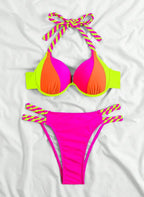 Descubra o Biquíni Trançado Color Block Mattie com Alças Trançadas design color block vibrante, alças trançadas e sutiã push-up. O look energético e moderno para o seu verão. Confira.