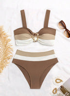 Biquíni Patrícia, tricolor com argola dourada no busto, top estruturado e calcinha cintura alta que afina a silhueta. Conforto e elegância para a praia.