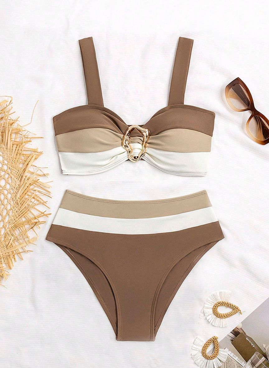 Biquíni Patrícia, tricolor com argola dourada no busto, top estruturado e calcinha cintura alta que afina a silhueta. Conforto e elegância para a praia.