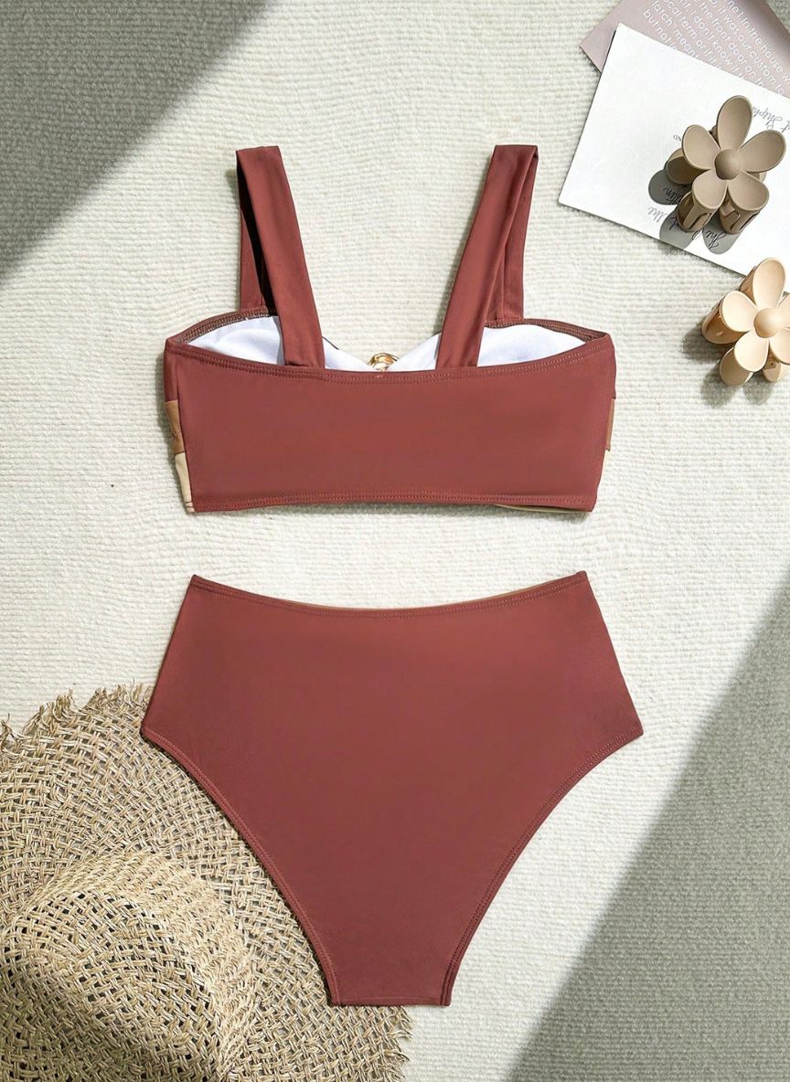 Biquíni Patrícia, tricolor com argola dourada no busto, top estruturado e calcinha cintura alta que afina a silhueta. Conforto e elegância para a praia.
