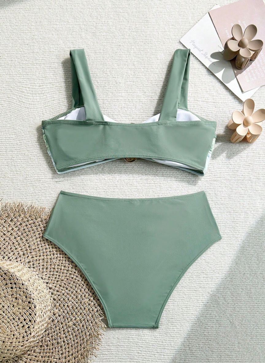 Biquíni Patrícia, tricolor com argola dourada no busto, top estruturado e calcinha cintura alta que afina a silhueta. Conforto e elegância para a praia.
