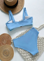 Biquíni Patrícia, tricolor com argola dourada no busto, top estruturado e calcinha cintura alta que afina a silhueta. Conforto e elegância para a praia.
