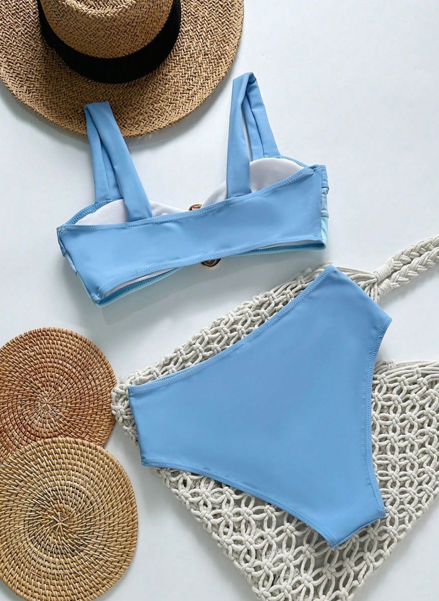 Biquíni Patrícia, tricolor com argola dourada no busto, top estruturado e calcinha cintura alta que afina a silhueta. Conforto e elegância para a praia.