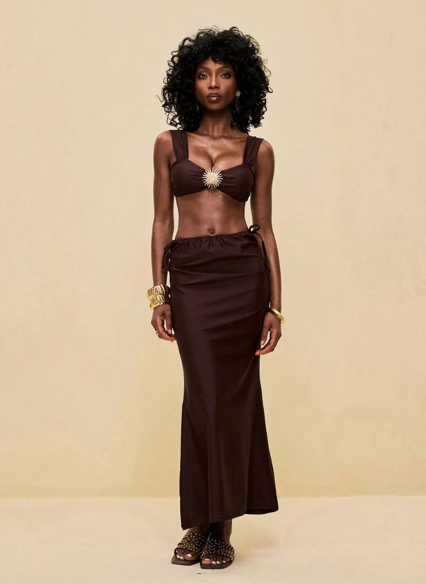 Conjunto Soleil Ella Chocolate Biquíni com Sol Dourado e Saia Longa, Baha Morenna