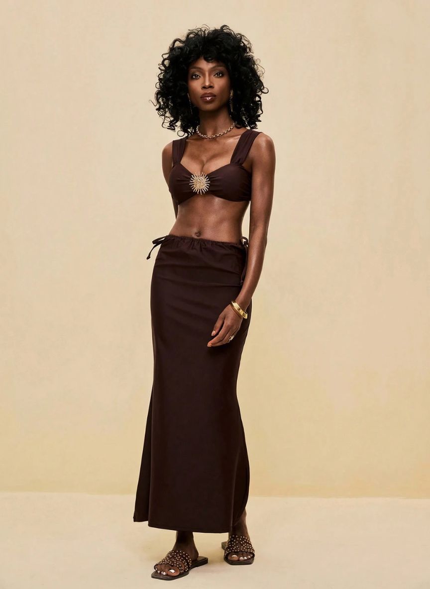 Conjunto Soleil Ella Chocolate Biquíni com Sol Dourado e Saia Longa, Baha Morenna