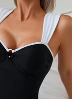 Eleve seu estilo com o Maiô Jacqueline, design clássico P&B, decote coração com argola dourada e costas abertas. O luxo atemporal para o seu verão. Confira.