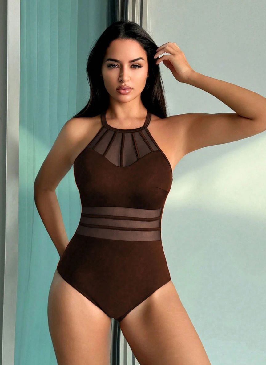 Realce suas curvas com o Maiô Virgínia. Design com transparência em tule na cintura, decote halter e costas cruzadas. O equilíbrio perfeito entre o sexy e o elegante.