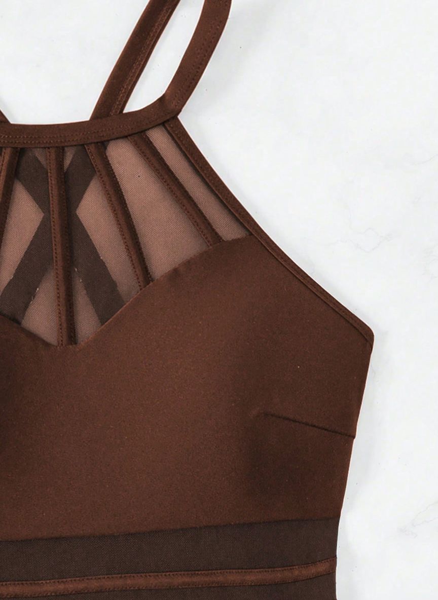 Realce suas curvas com o Maiô Virgínia. Design com transparência em tule na cintura, decote halter e costas cruzadas. O equilíbrio perfeito entre o sexy e o elegante.