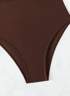 Realce suas curvas com o Maiô Virgínia. Design com transparência em tule na cintura, decote halter e costas cruzadas. O equilíbrio perfeito entre o sexy e o elegante.