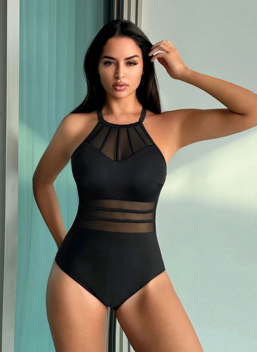 Realce suas curvas com o Maiô Virgínia. Design com transparência em tule na cintura, decote halter e costas cruzadas. O equilíbrio perfeito entre o sexy e o elegante.