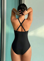 Realce suas curvas com o Maiô Virgínia. Design com transparência em tule na cintura, decote halter e costas cruzadas. O equilíbrio perfeito entre o sexy e o elegante.