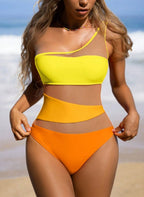 Destaque-se com o Maiô Klatten, design de ombro único, degradê vibrante e recortes em tule que esculpem a cintura. O look moderno e sexy para o seu verão. Confira.