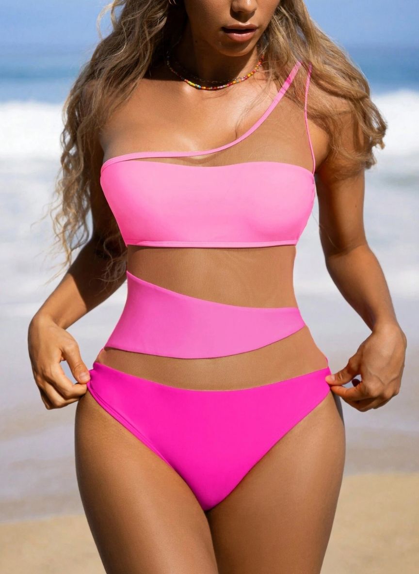 Destaque-se com o Maiô Klatten, design de ombro único, degradê vibrante e recortes em tule que esculpem a cintura. O look moderno e sexy para o seu verão. Confira.