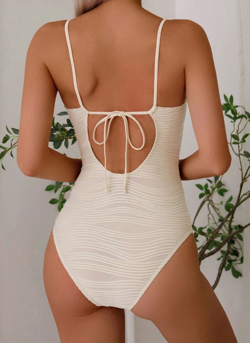 Encante-se com o Maiô Stela: design com relevo premium, bojo push-up em formato de leque e costas abertas. O toque de sereia moderna para o seu verão. Confira!