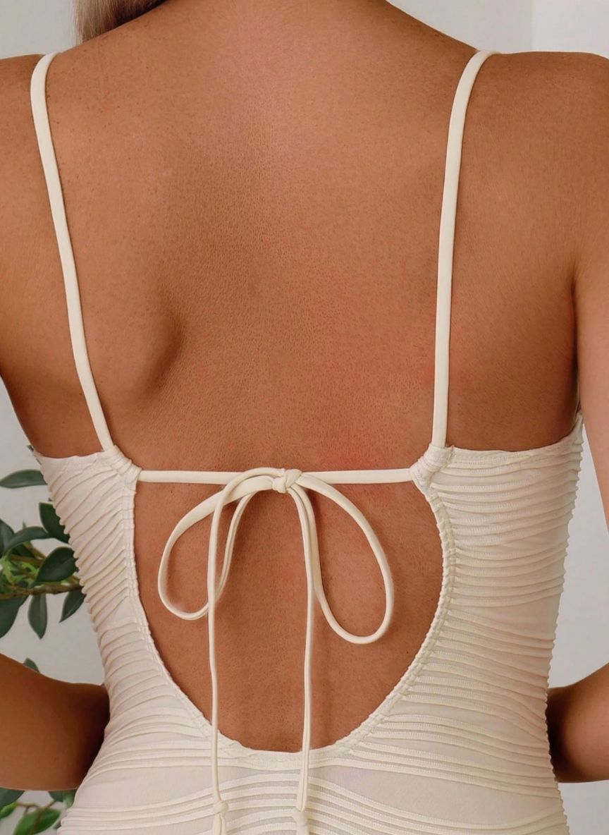 Encante-se com o Maiô Stela: design com relevo premium, bojo push-up em formato de leque e costas abertas. O toque de sereia moderna para o seu verão. Confira!